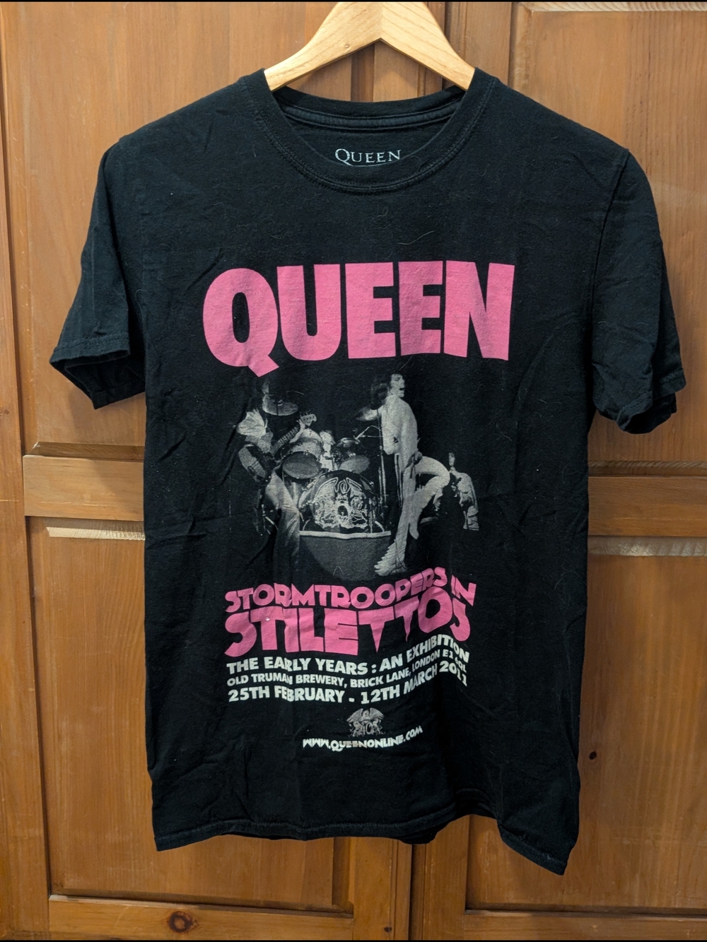 Queen Short Sleeve Graphic Tee in Black with Pink Print